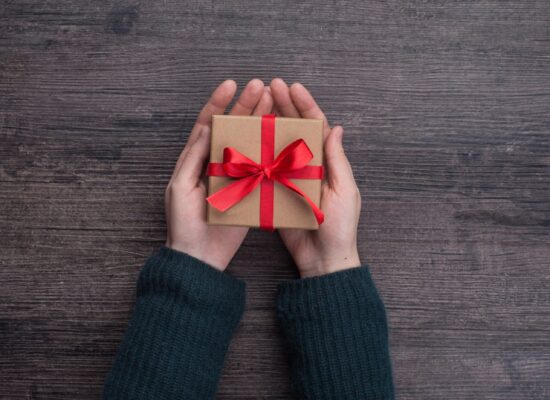 Centro fisioterapia en Valencia - caja marron lazo rojo