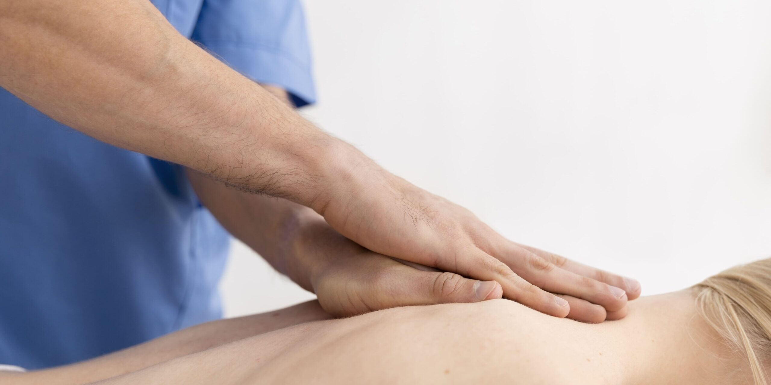 fisioterapeutas a domicilio en valencia- chica de azul dando masaje