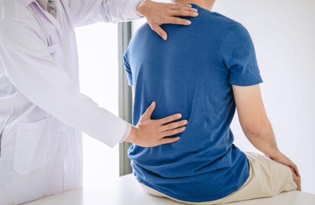 Centro de fisioterapia en Valencia con fisioterapeuta realizando tratamiento manual en la espalda de un paciente