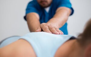 Fisioterapia con indiba en Valencia combinada con tratamiento manual en sesión de fisioterapia