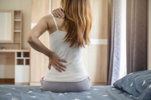 Masaje para dolor de espalda en Valencia - mujer con dolor